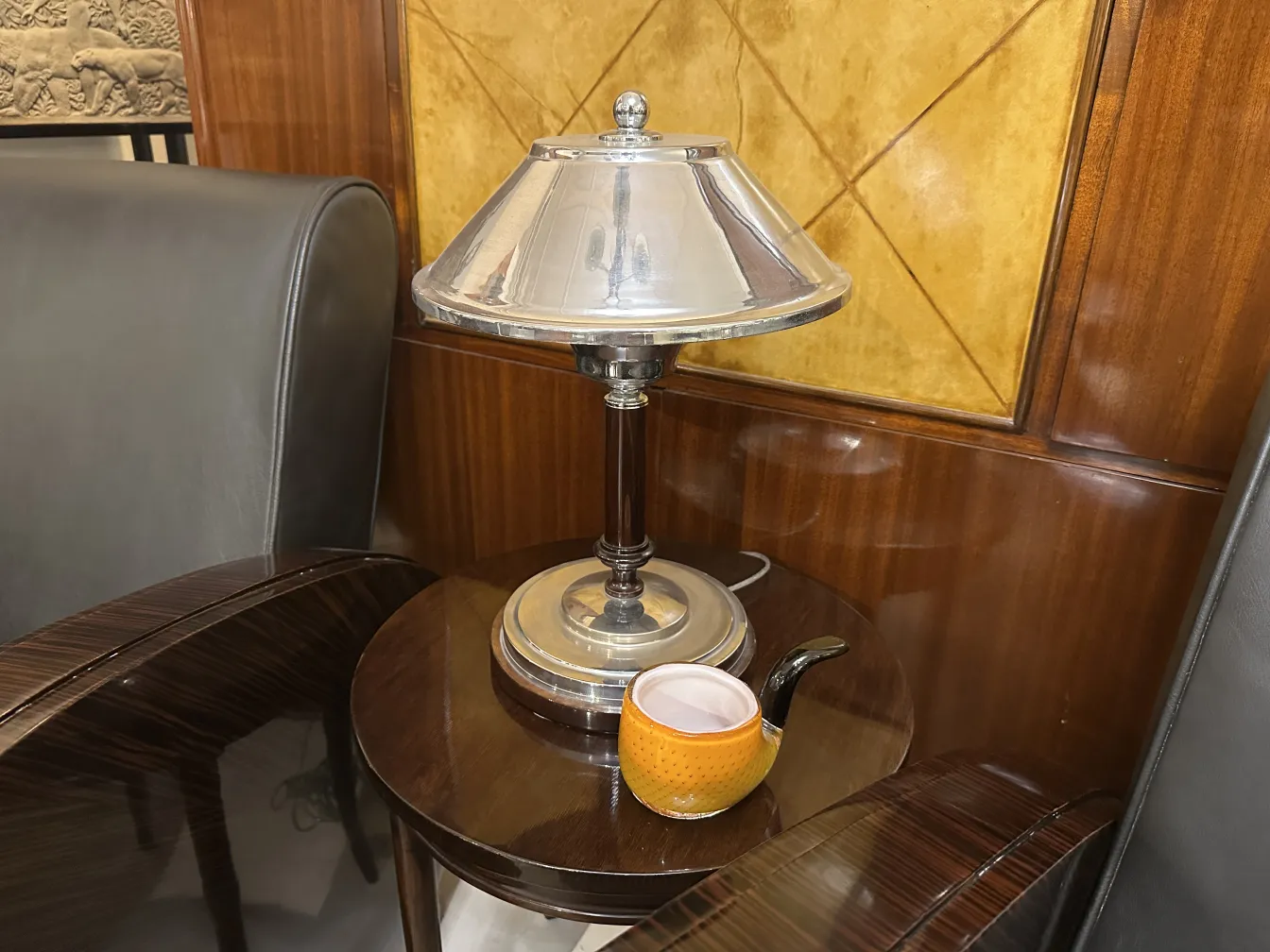 lampe ancienne avec cristal de murano sur fond élégant