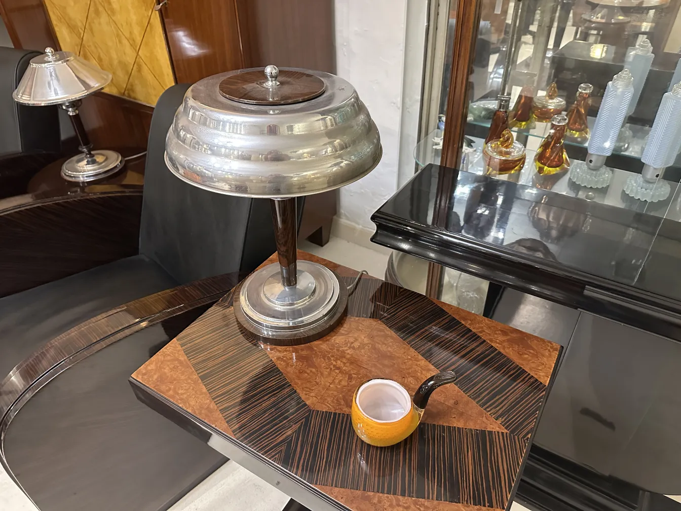 पुराने मुरानो कांच का फूलदान, खूबसूरती से सजाया गया है