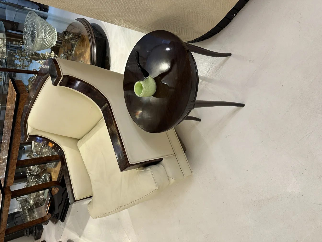 زجاج مورانو القديم الملون على طاولة