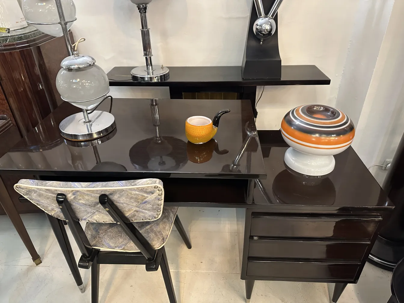 bola decorativa de cristal de murano con rayas coloridas sobre mesa