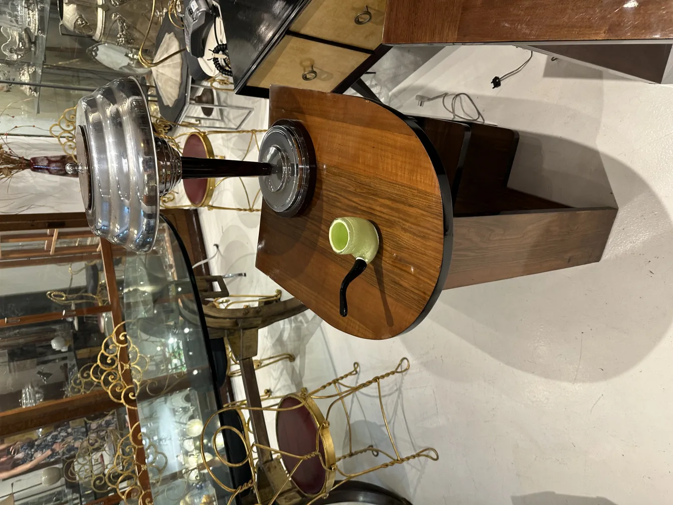 Antico vetro di Murano in forma elegante su un tavolo di legno.