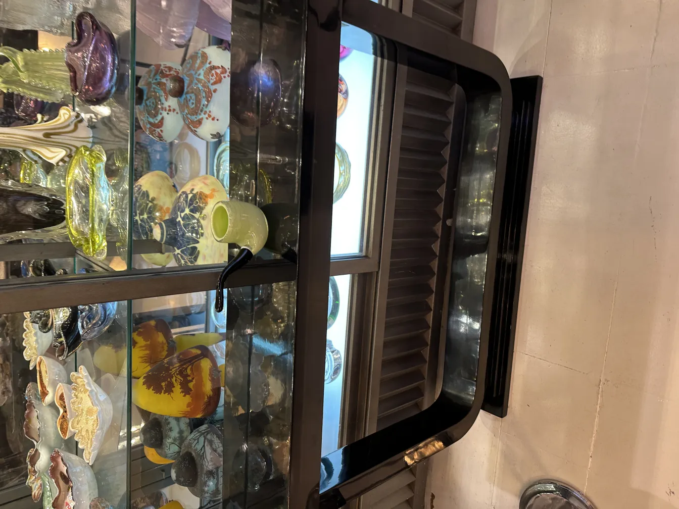 展柜内有古老的穆拉诺玻璃，鲜艳的颜色和独特的形状