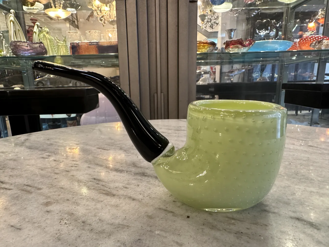 زجاج مورانو أخضر فاتح مع قاعدة سوداء