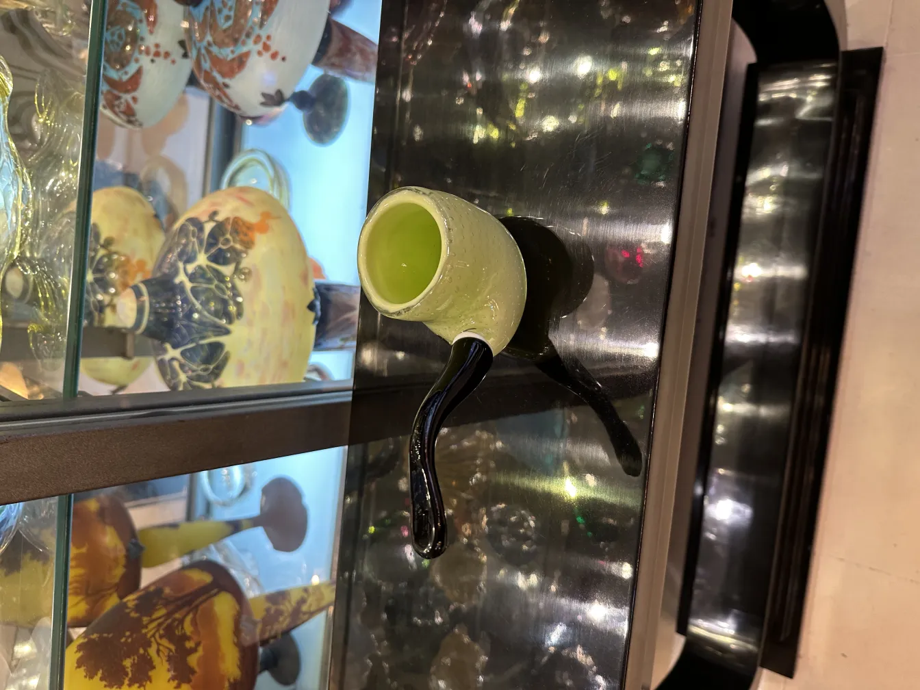 vaso antigo de cristal de murano com forma distinta e cores vibrantes