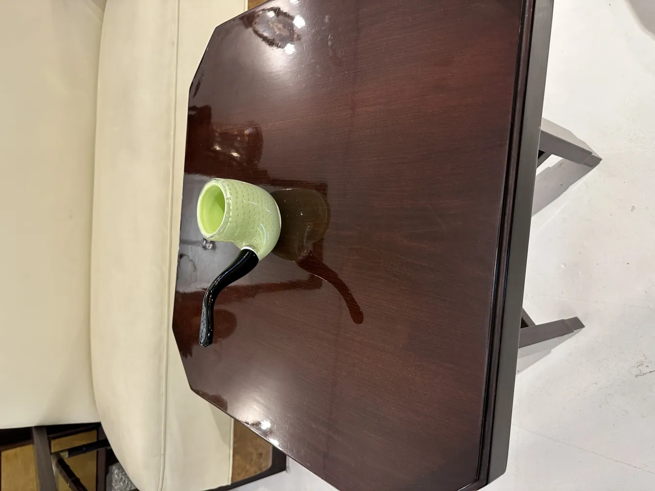 tasse en cristal de murano dans un cadre élégant, vert clair avec poignée noire