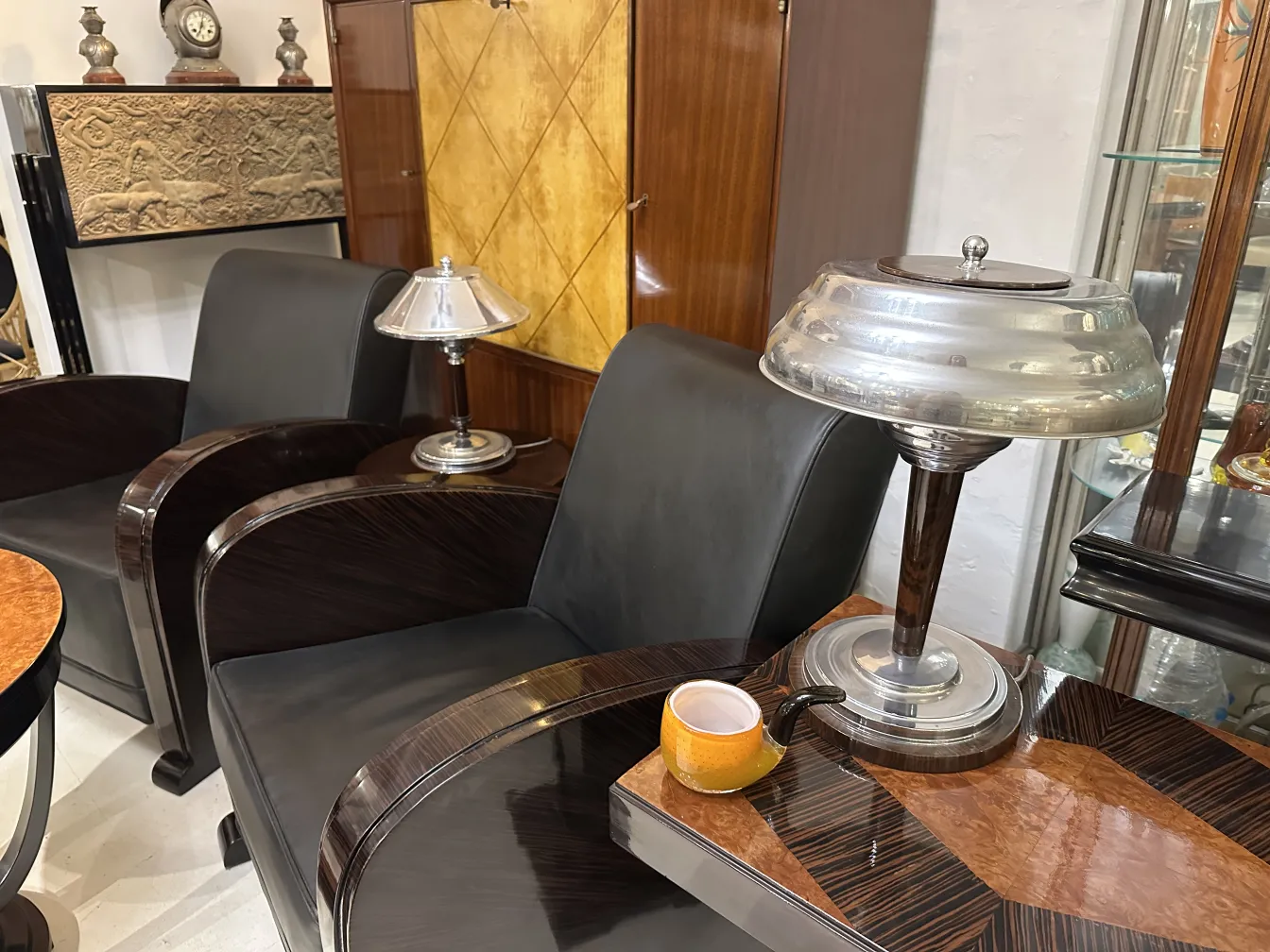 क्लासिक लैंप लकड़ी की मेज पर सजावट के साथ