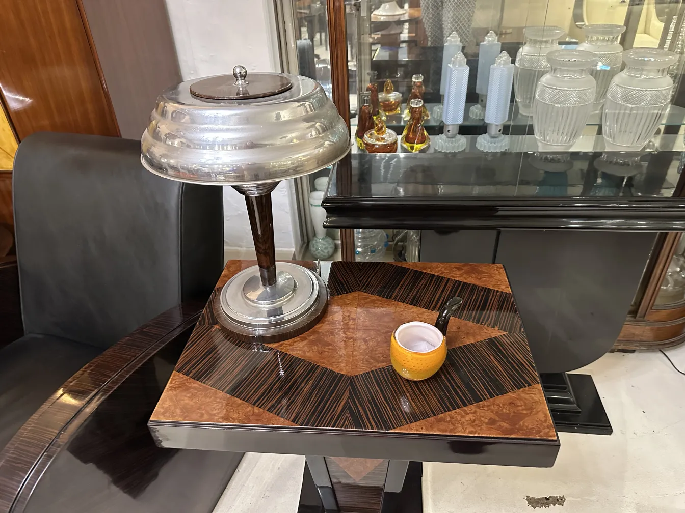 Cristal de Murano antigo com design decorativo elegante, ambientado em um estilo clássico.