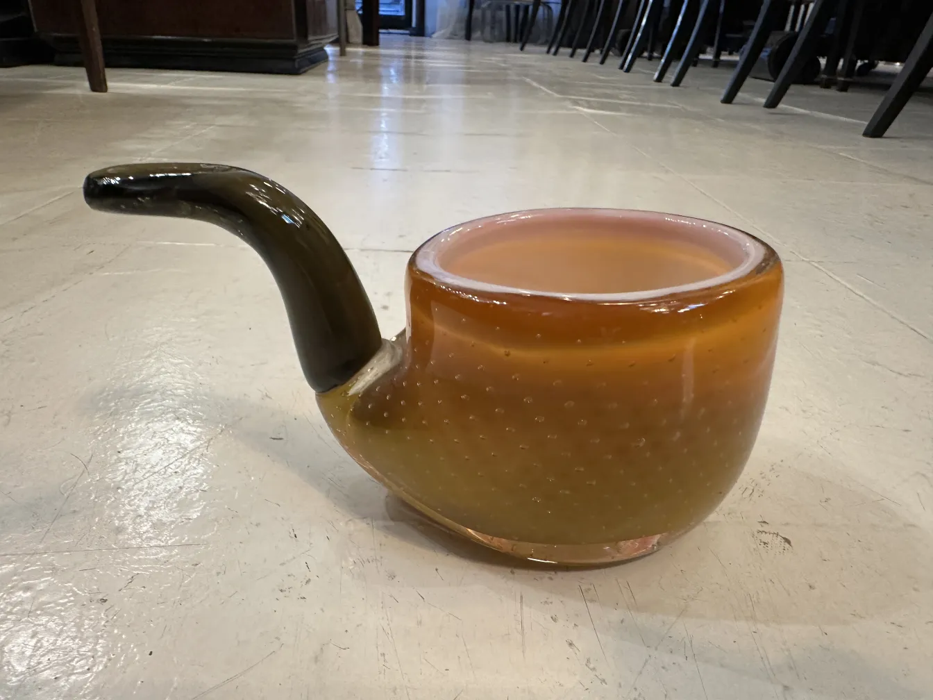 vista laterale di un antico vetro di murano con design unico e colori caldi