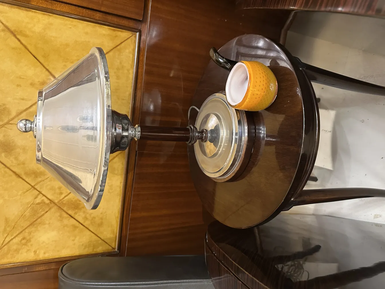 古董穆拉诺玻璃灯与精致设计和咖啡杯在旁