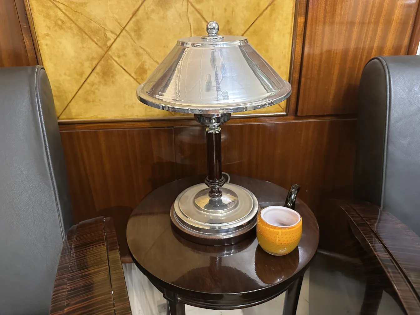 lampe ancienne en cristal de murano sur table d'appoint