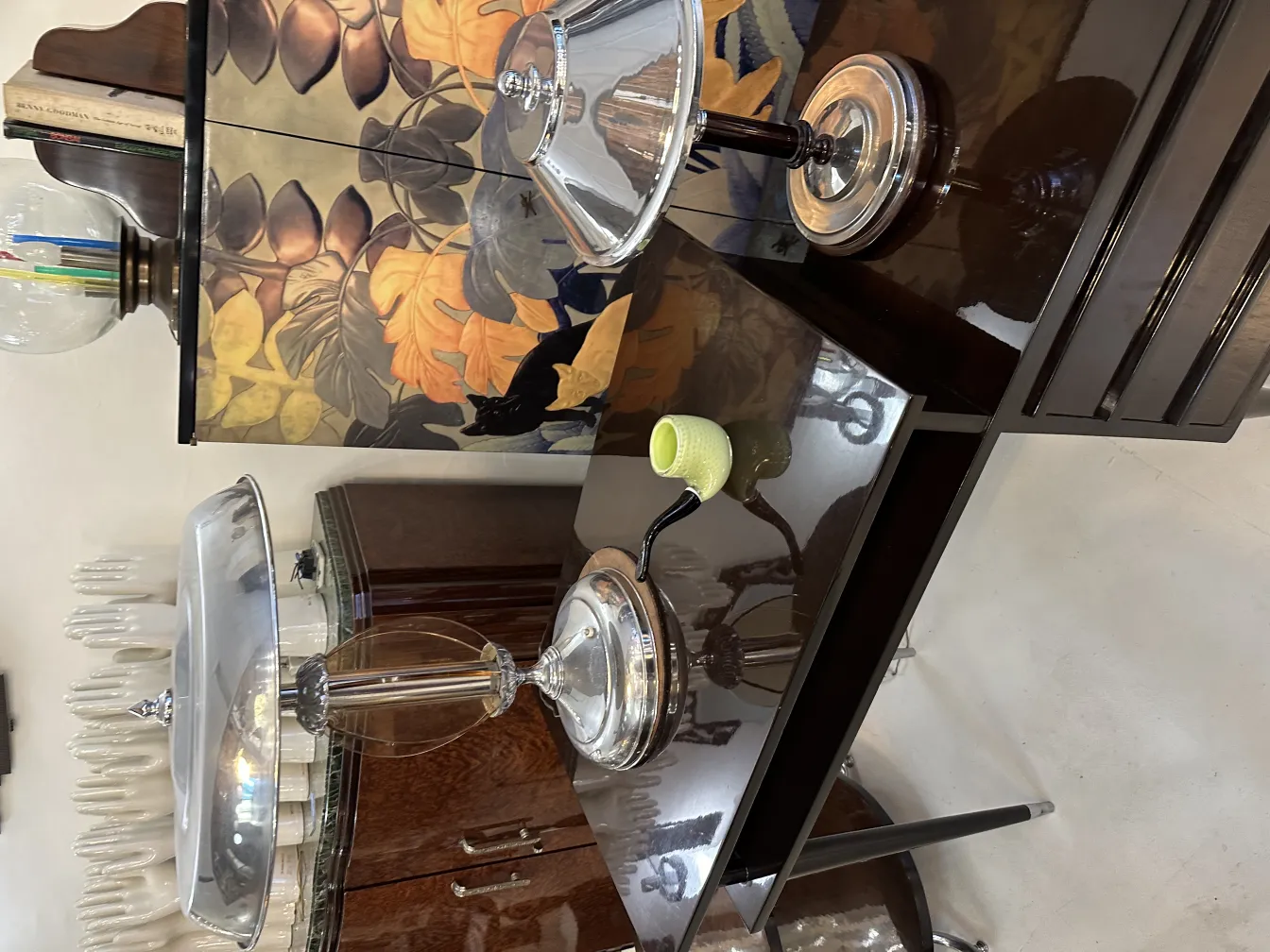 Vetro di Murano antico con forme eleganti e colori tenui su uno sfondo decorativo.