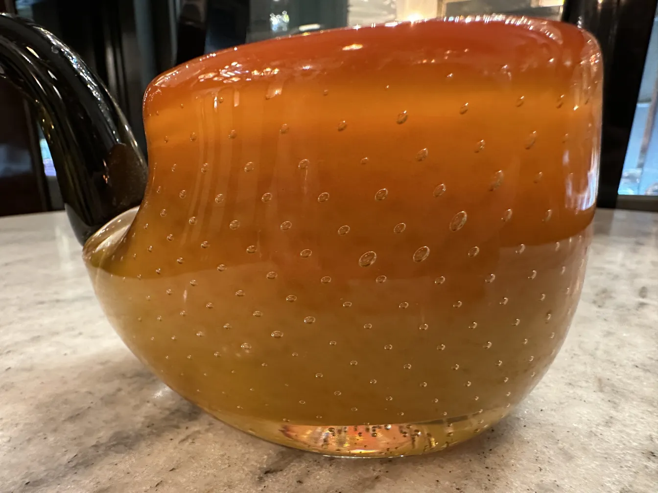 antiguo cristal de murano con forma única y colores cálidos