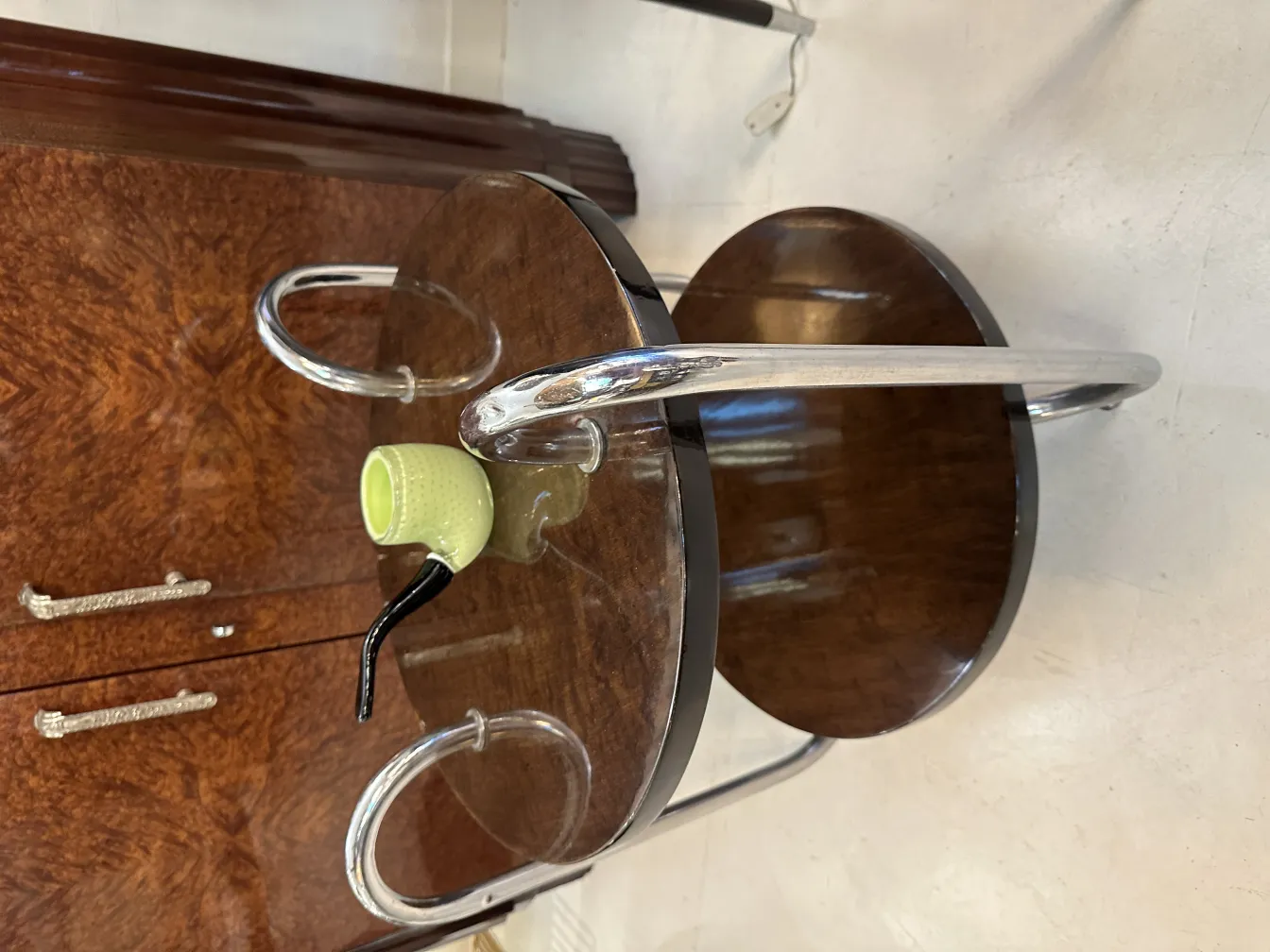 木製ベースと光沢のある装飾のある古いテーブル