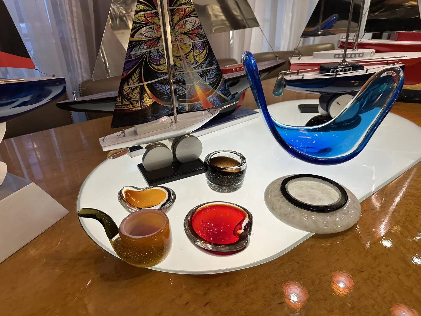 variedad de antigüedades en cristal de Murano, colores vibrantes