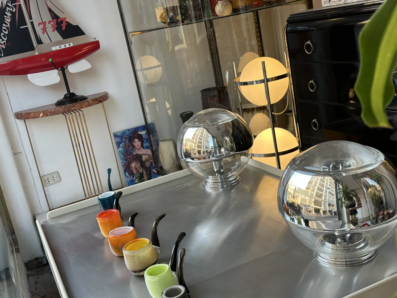 dos esferas de cristal de murano brillantes en una mesa