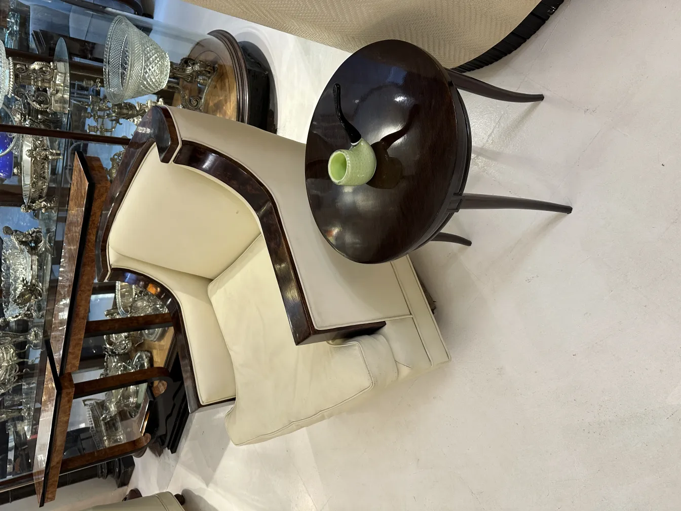 antiguo cristal de murano con diseño verde y detalles decorativos, entorno elegante