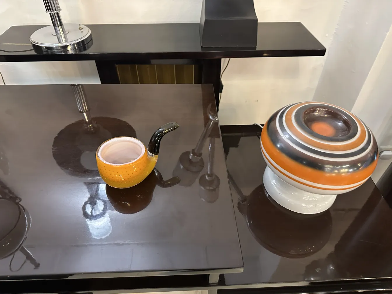 Antico vetro di Murano di colore arancione e nero con forma elegante