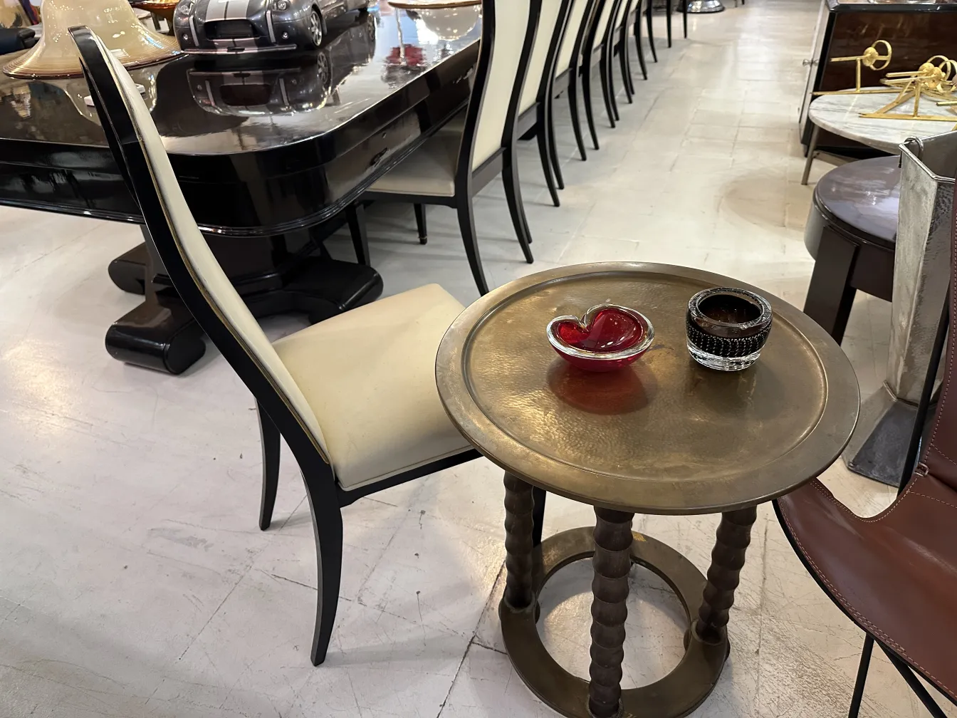 mesa con cristales de Murano en forma de corazón y otros detalles decorativos