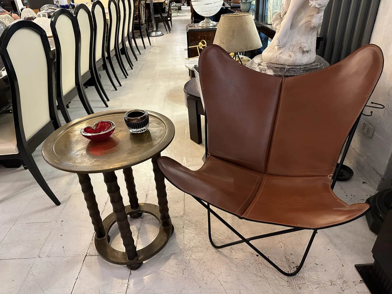 schönes antikes murano-glas in roten tönen mit dekorativen details