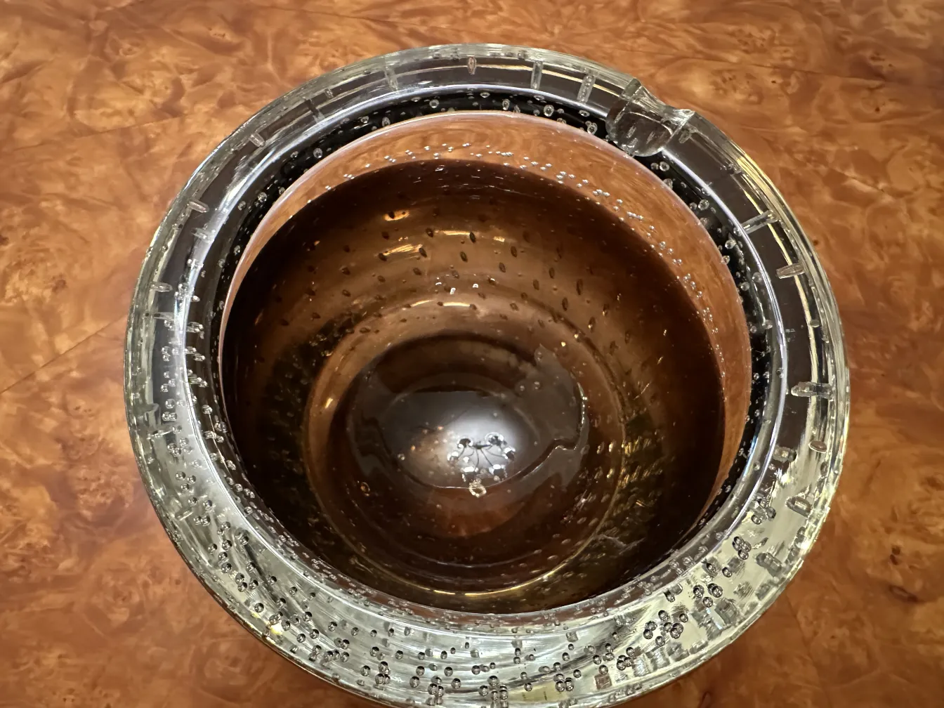 abstraktes design im murano-glas mit blasen