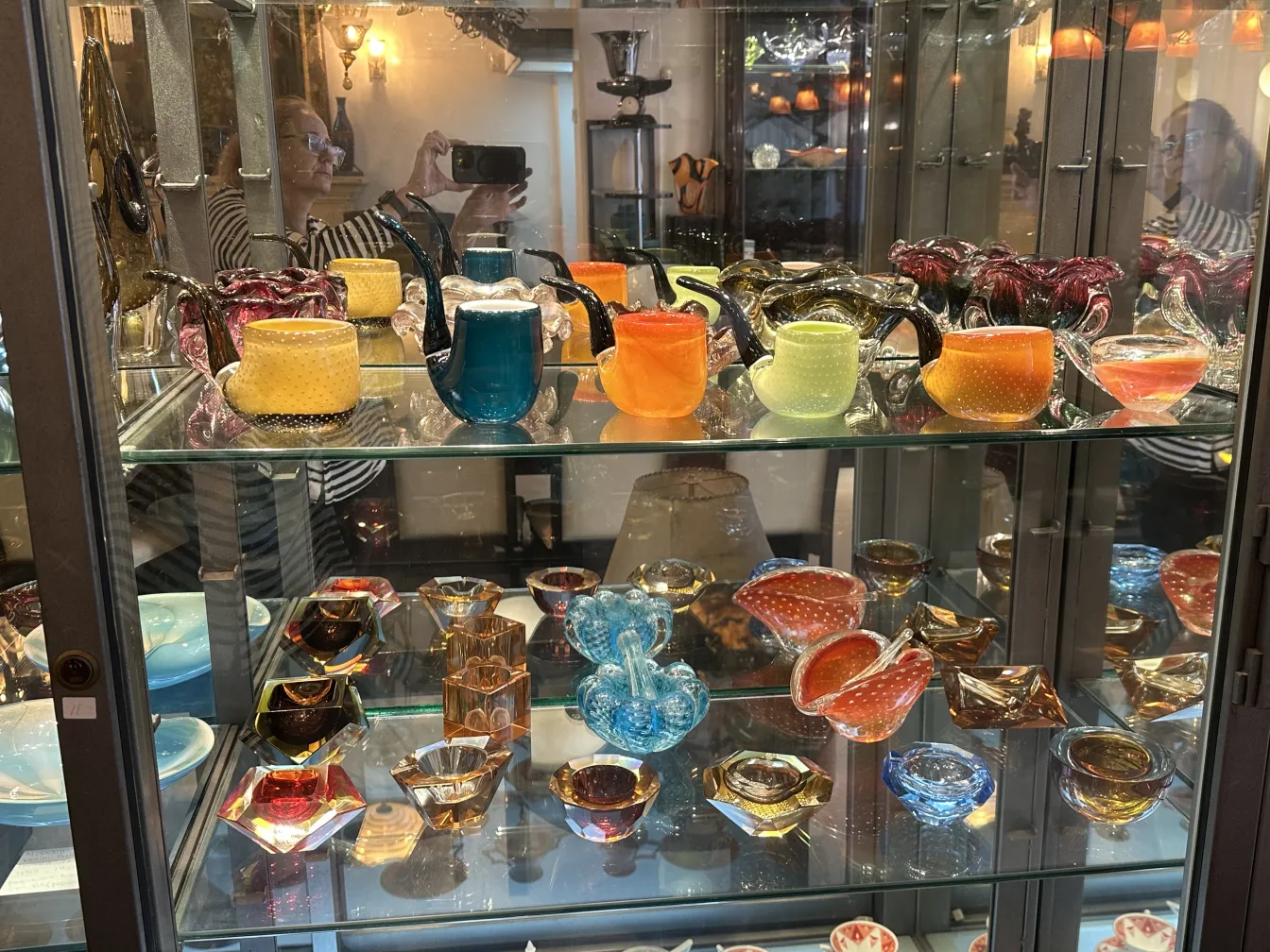 antikes Murano-Glas mit lebhaften Farben zur Schau