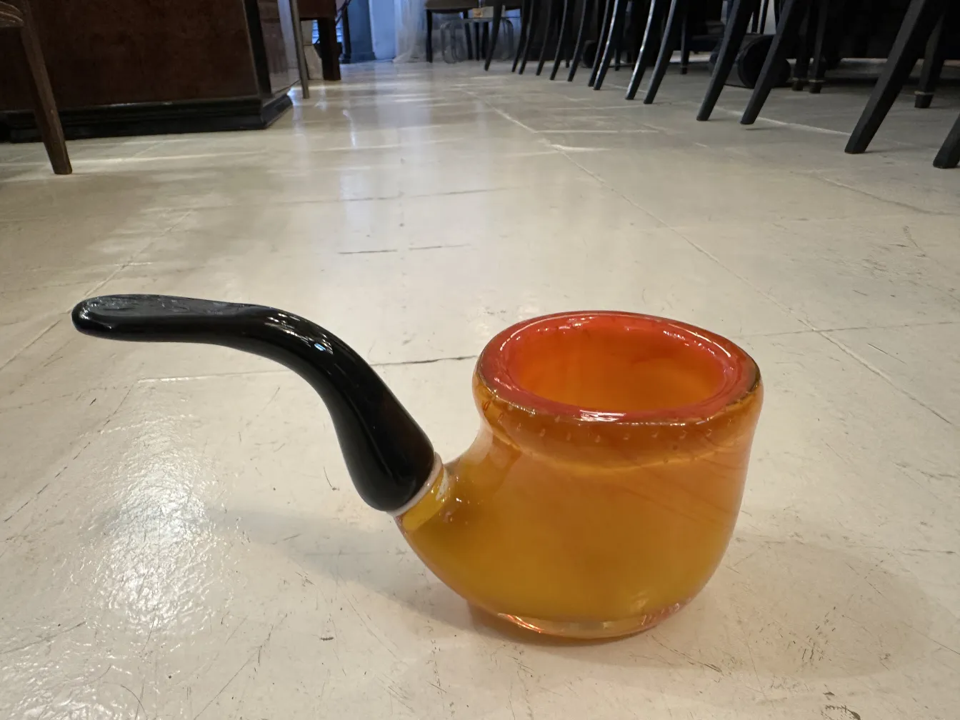 Antike murano-glas in orange und schwarz, elegantes gebogenes design.