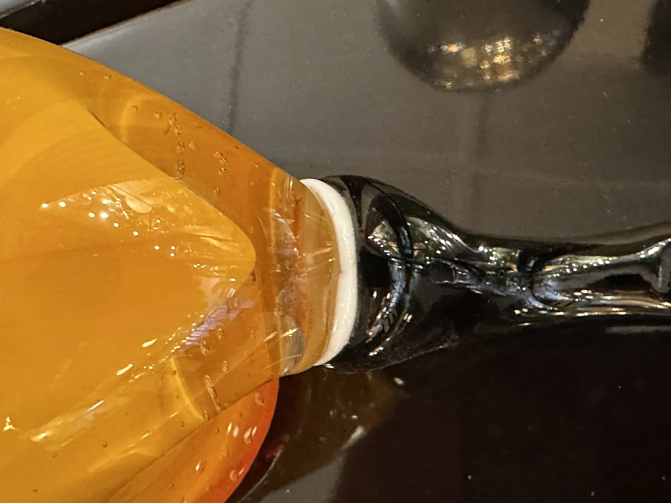 古いムラーノガラスのデザイン、白い台座と黄色い装飾