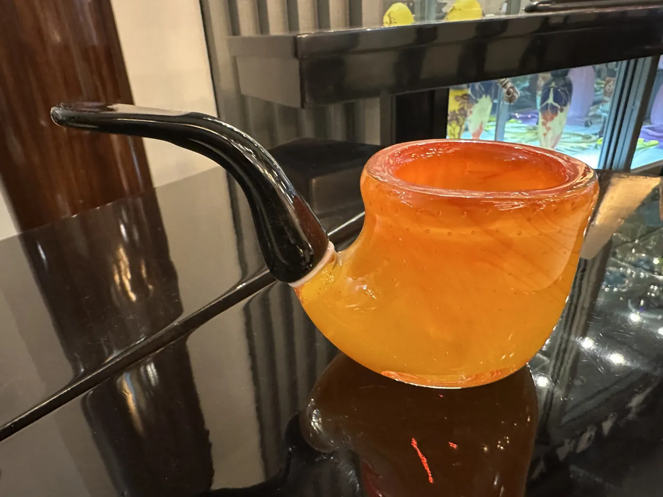 antikes murano-glas in orange und schwarz, pipenform, auf glänzender oberfläche