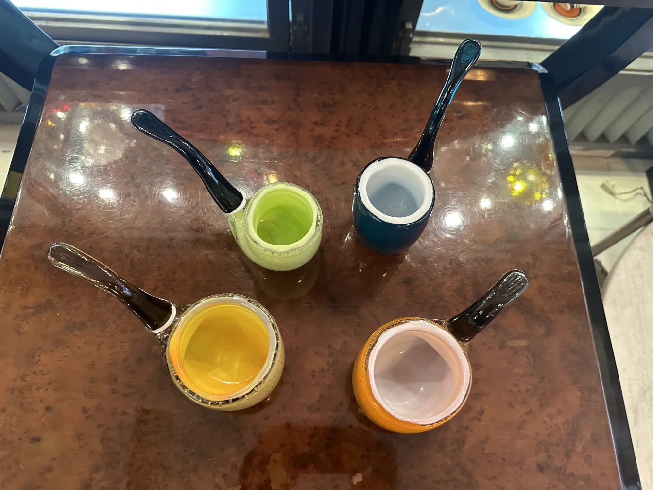 四个不同颜色的穆拉诺玻璃杯在桌子上