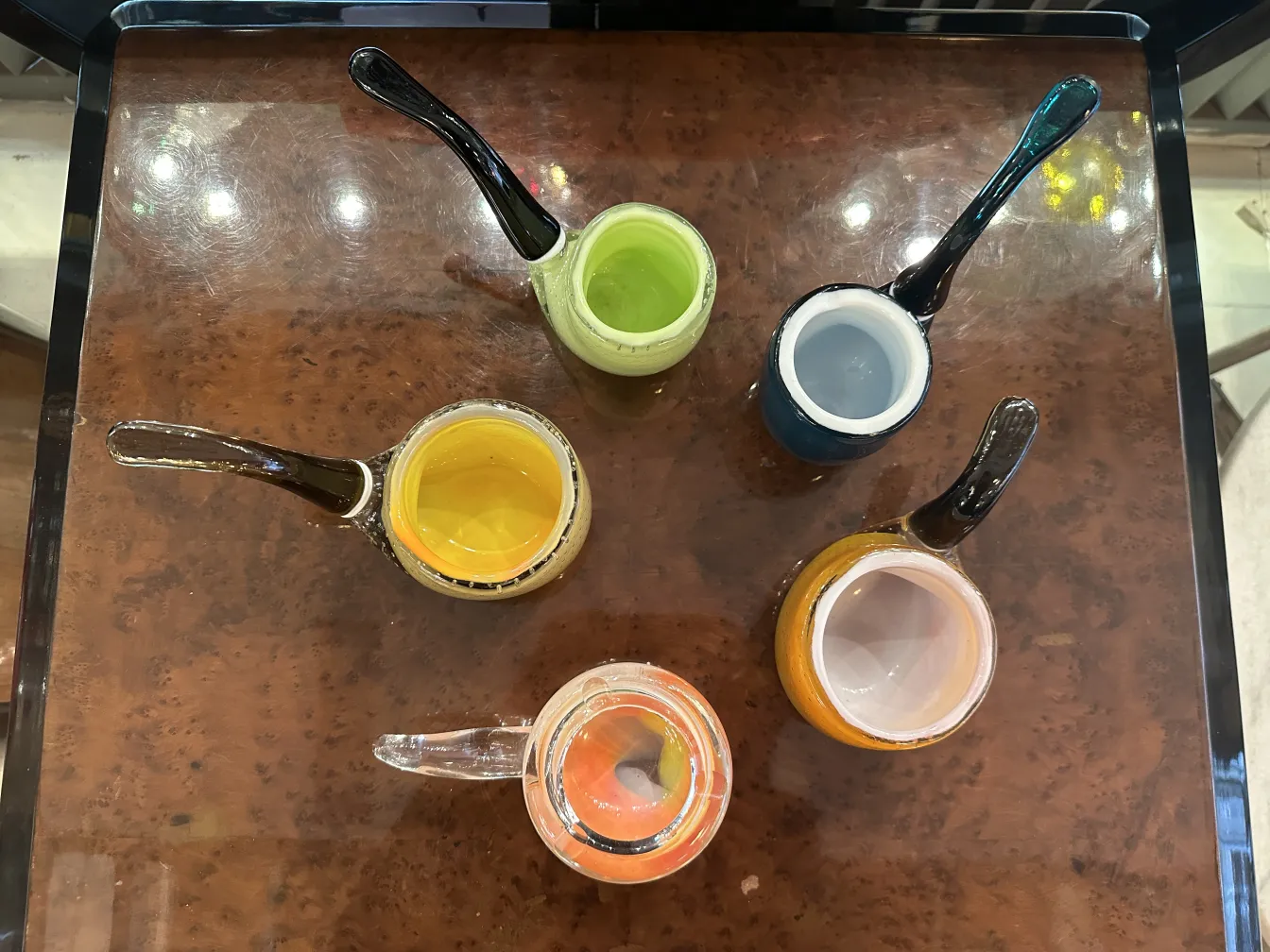 Juego de cinco piezas de cristal de Murano, colores vibrantes y formas variadas