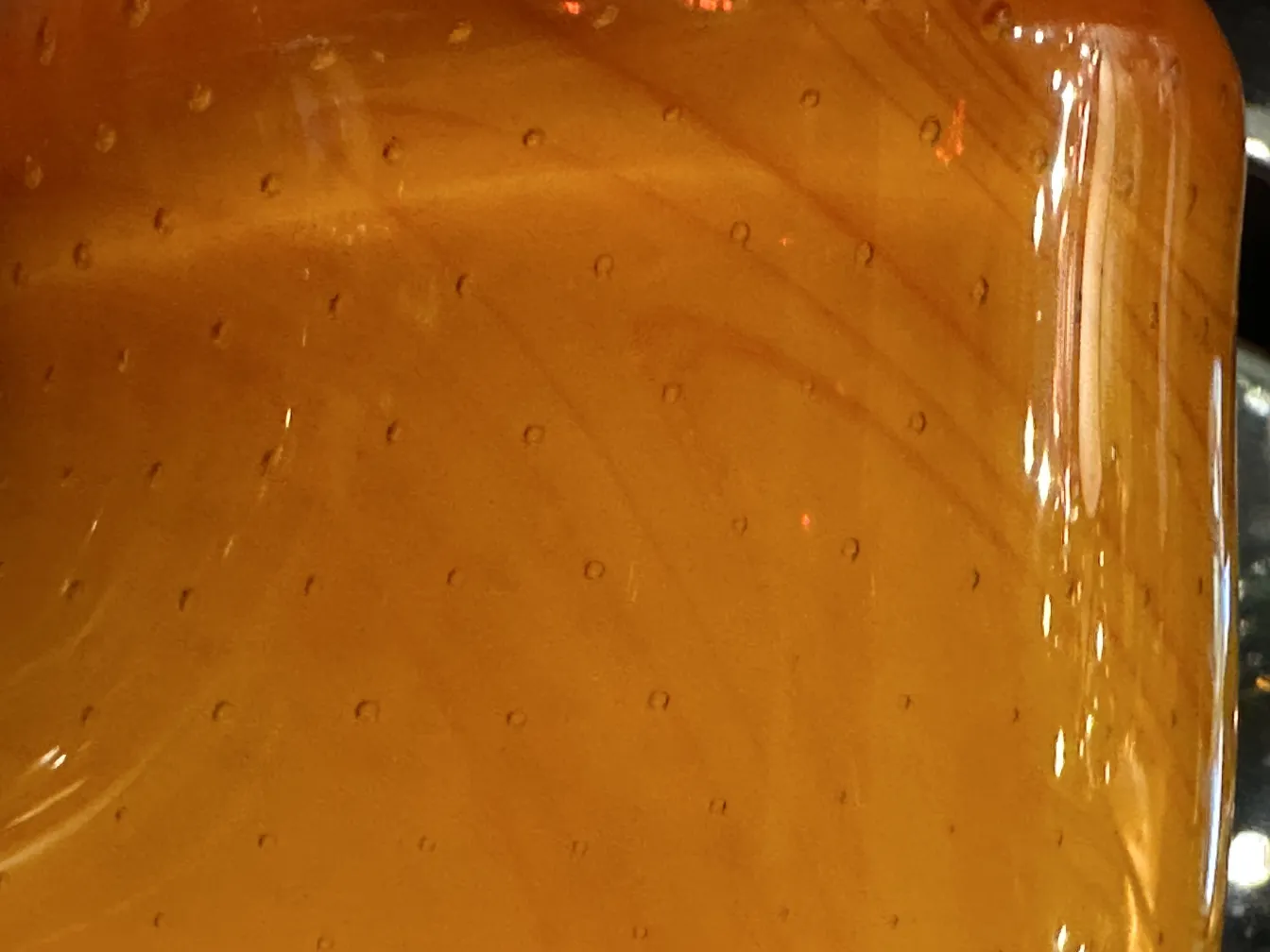 古老的穆拉诺玻璃，橙色，有纹理