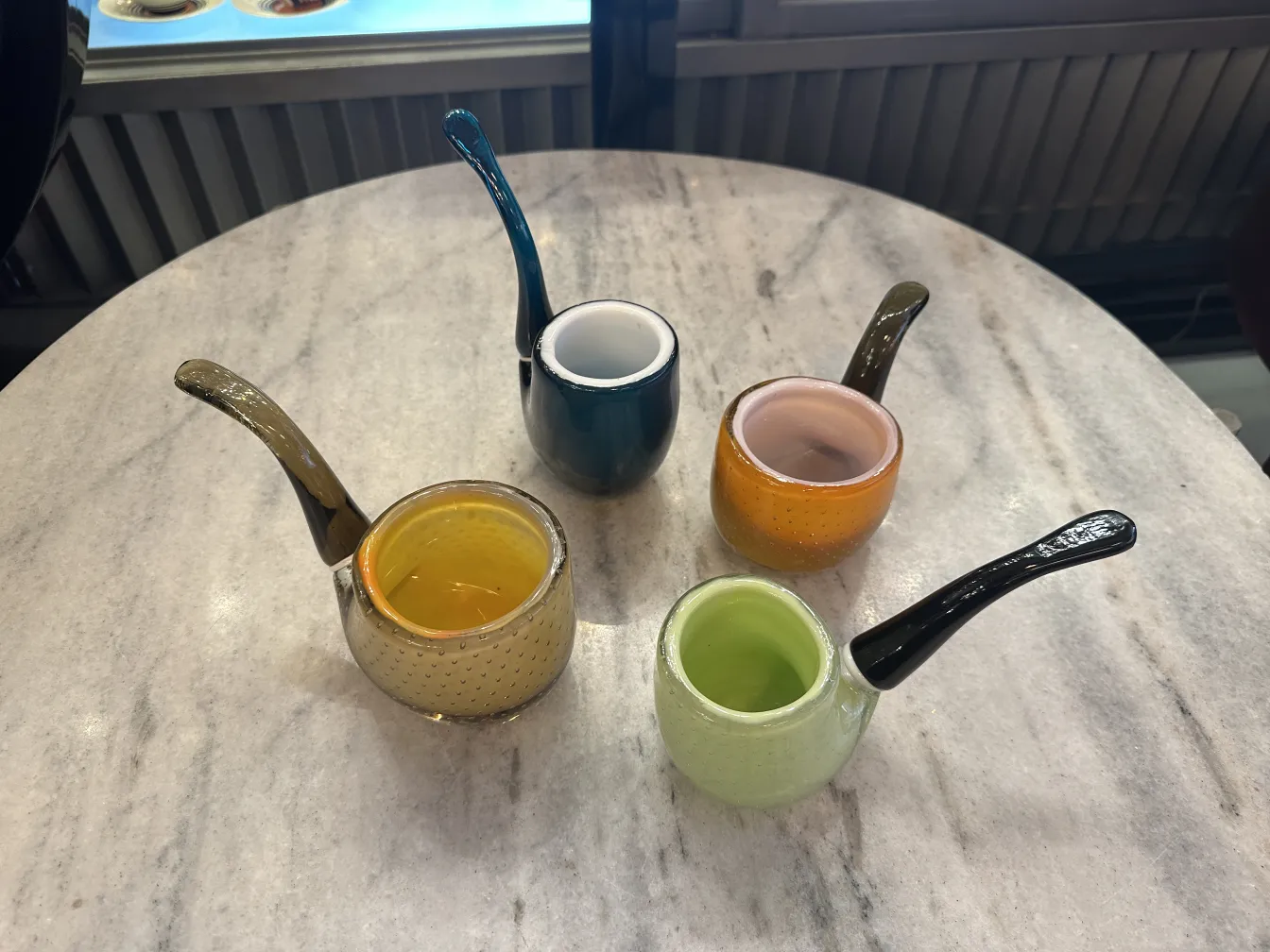 quatre pièces anciennes en cristal de murano de différentes couleurs