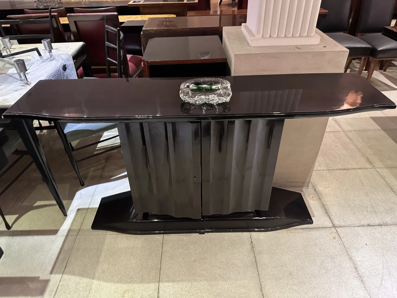 antigo cristal de murano com forma elegante em cenário decorativo