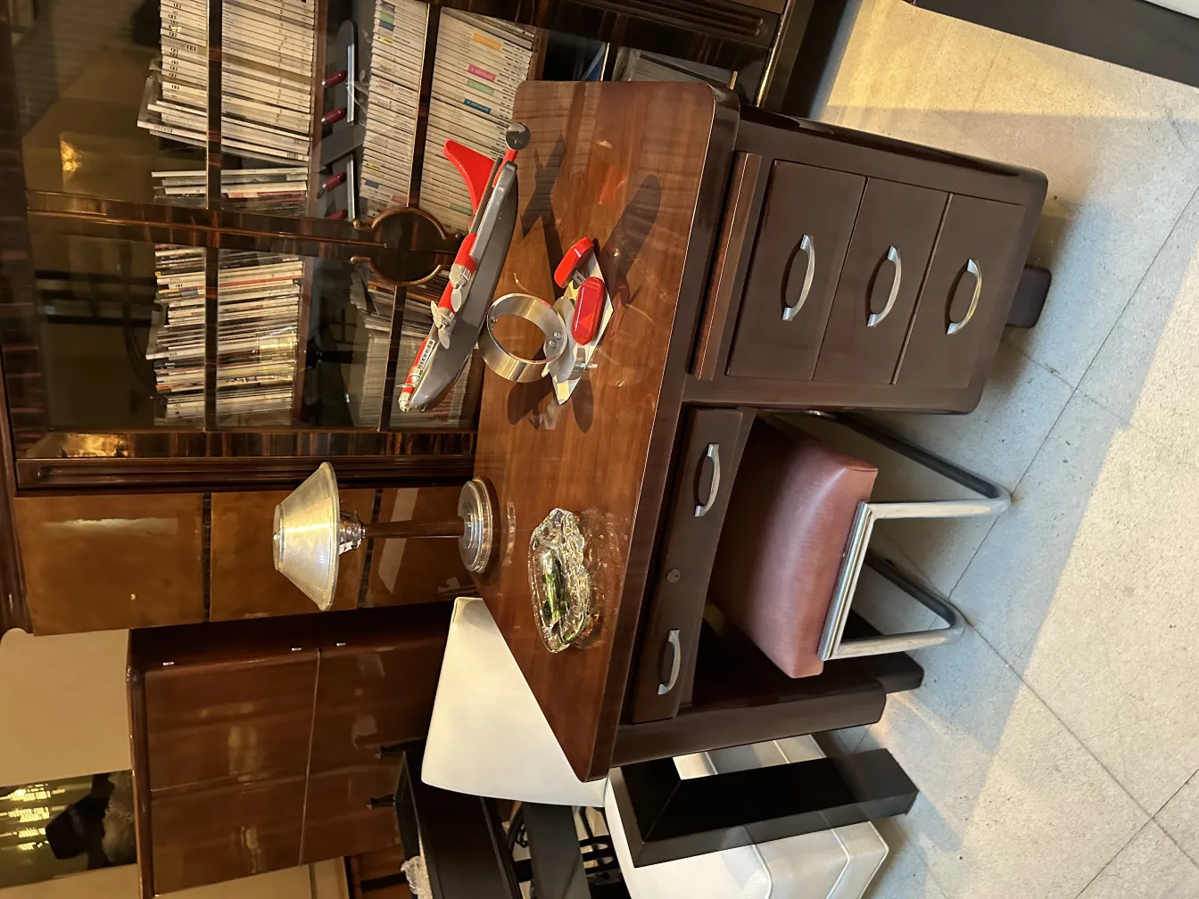 古董穆拉诺玻璃在时尚桌子上和灯具。