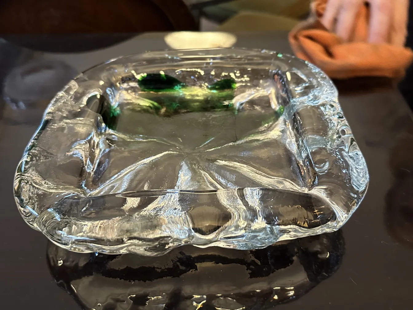 Cristal de Murano antiguo con detalles decorativos en verde y forma cuadrada