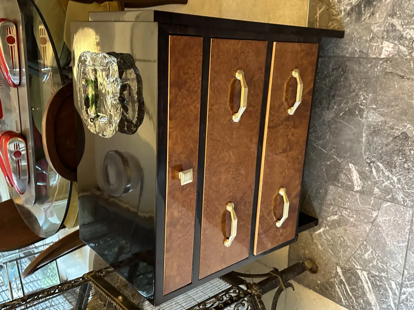 Cristal de Murano antiguo, transparente y brillante, sobre una mesa elegante.