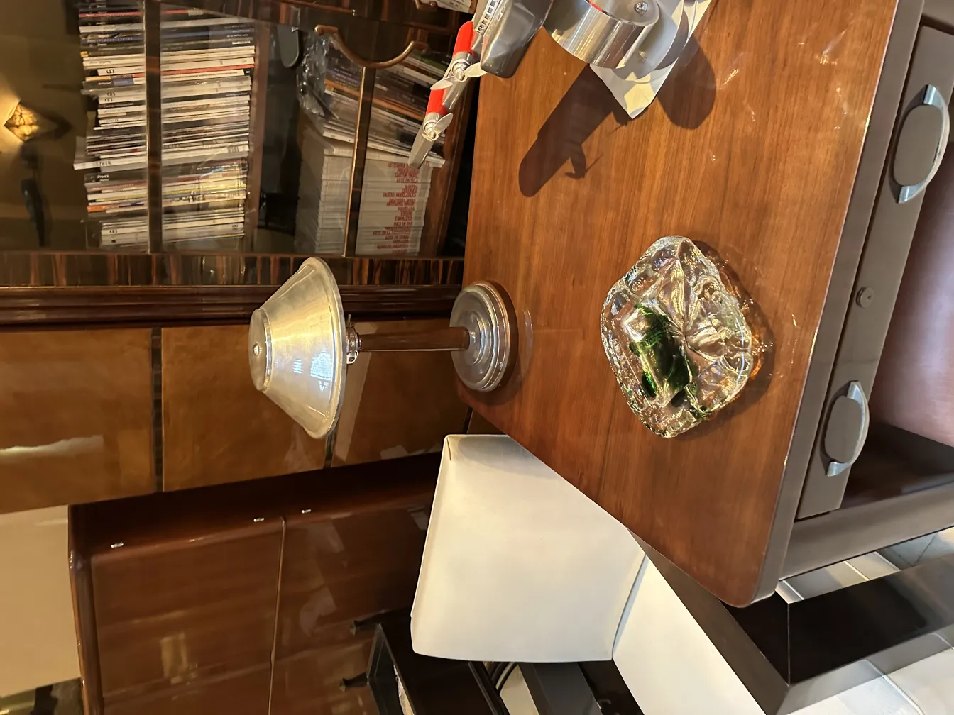 schönes transparentes Murano-Glas mit grünen Nuancen in einem eleganten Umfeld