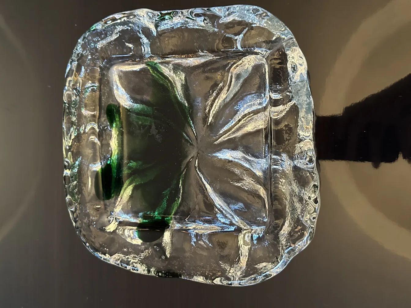 plat ancien en cristal de Murano avec design vert