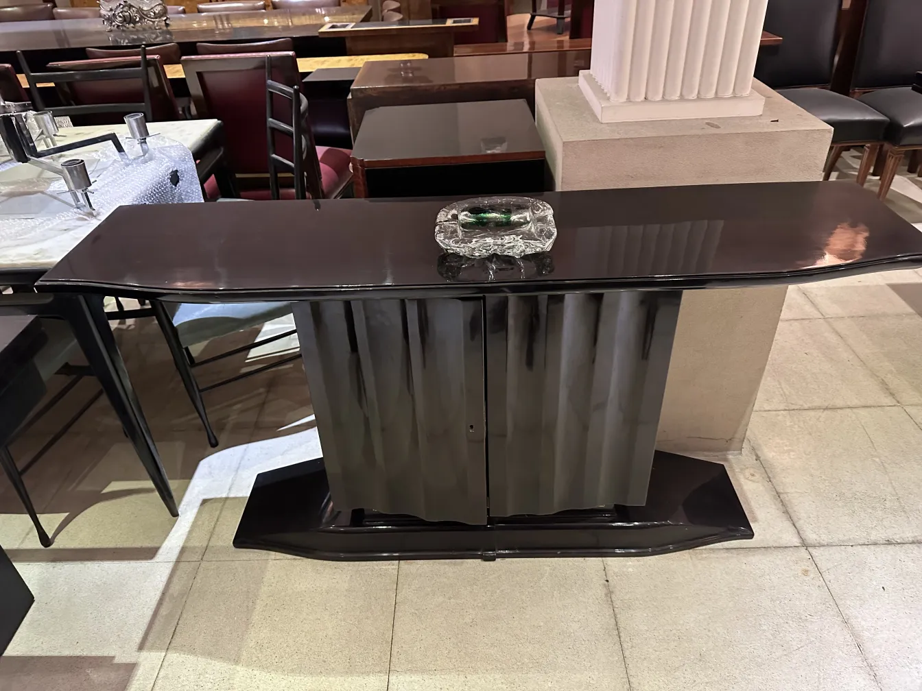 تمثال زخرفي زجاج مورانو القديم على الطاولة.