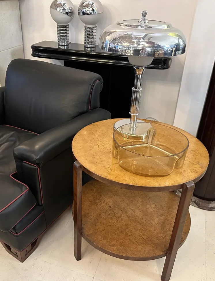 زجاج مورانو القديم على طاولة خشبية دائرية فاتحة