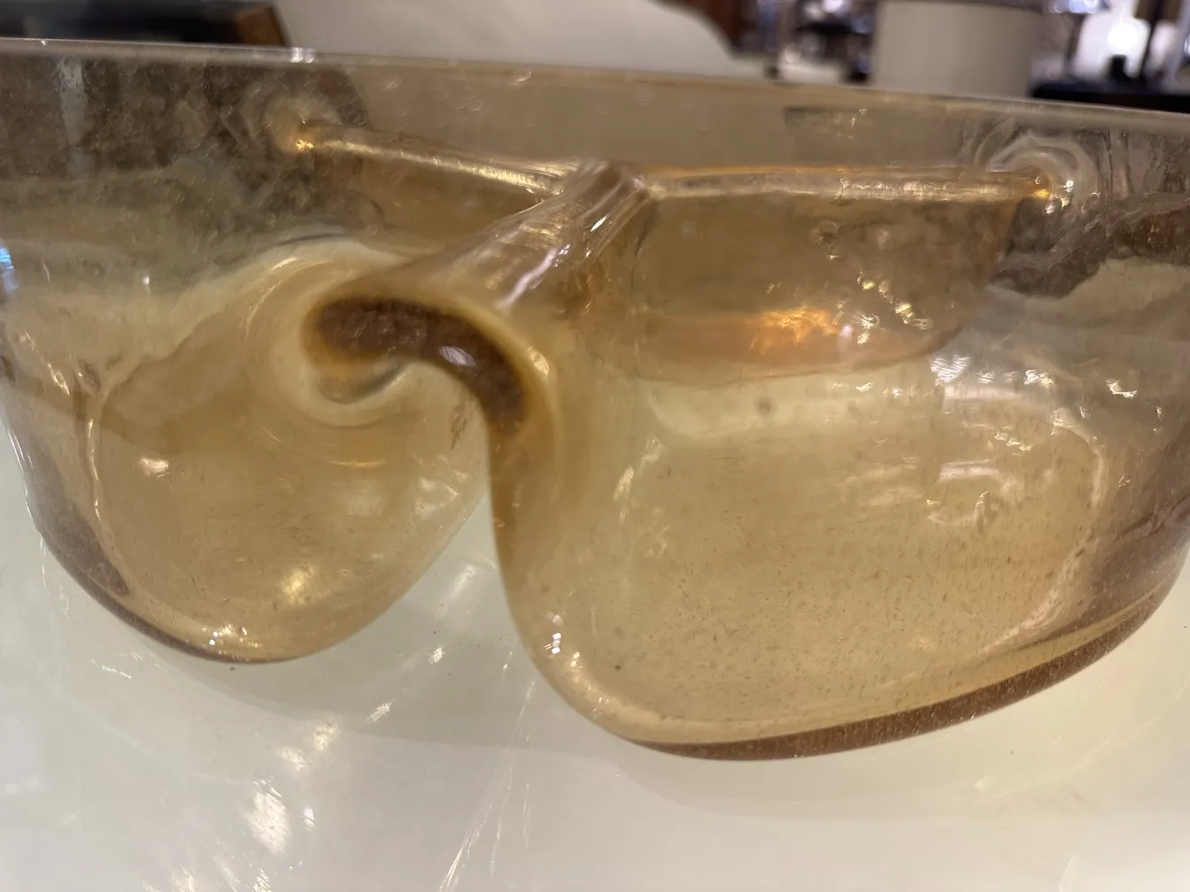 Ancien cristal de Murano avec une forme courbe et douce.