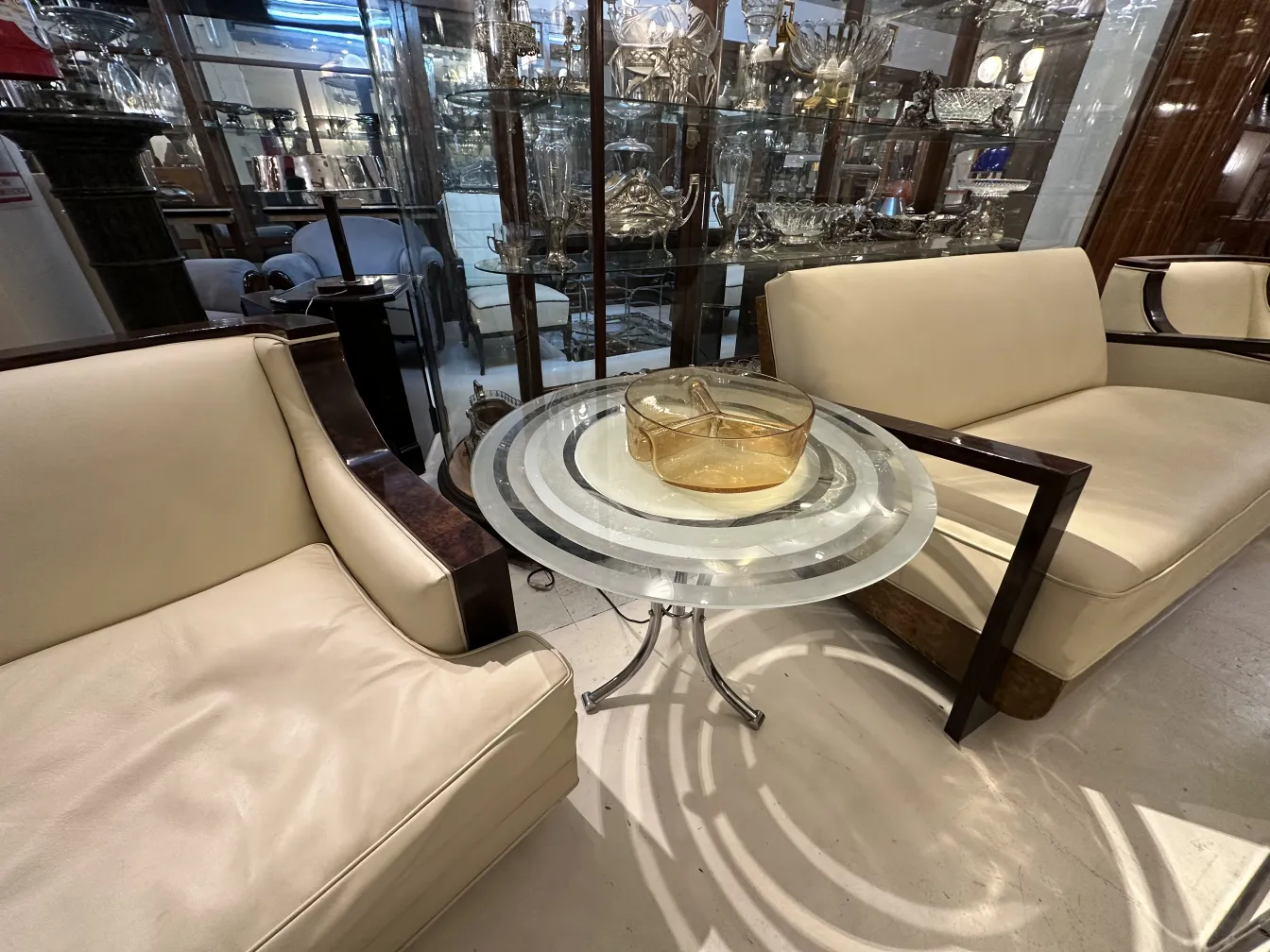 antico vetro di murano con design delicato in sala espositiva