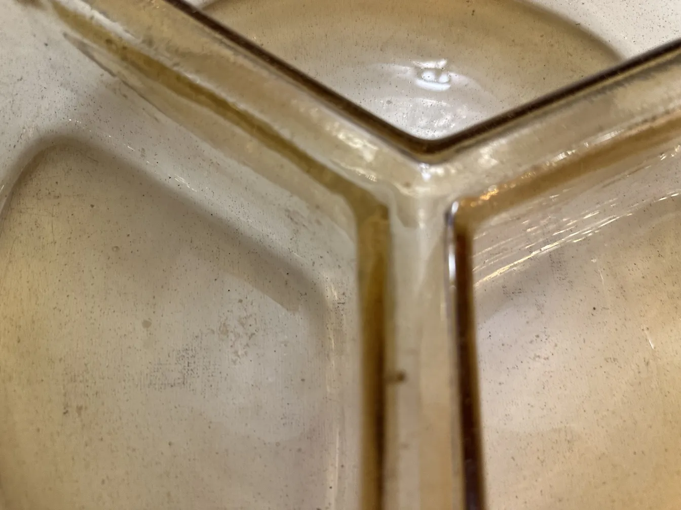 dettaglio di un antico vetro di murano con forme eleganti su uno sfondo di legno