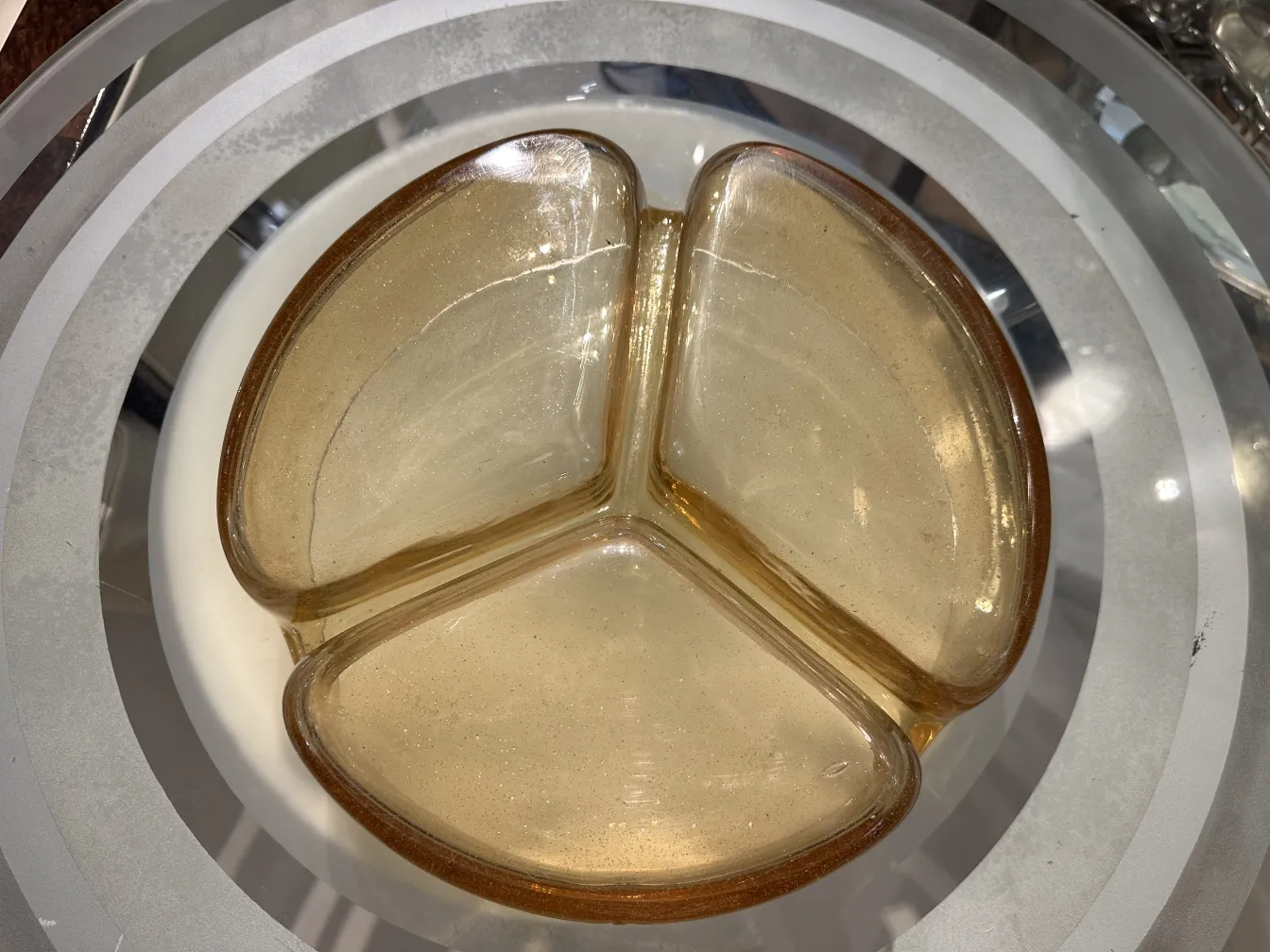 piatto antico di vetro di murano in tonalità dorate, forma triangolare, decorazione elegante su sfondo chiaro