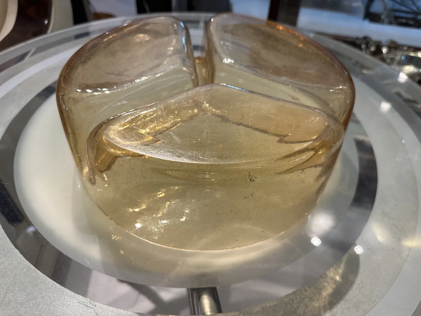 金色调的穆拉诺玻璃装饰品，椭圆形。