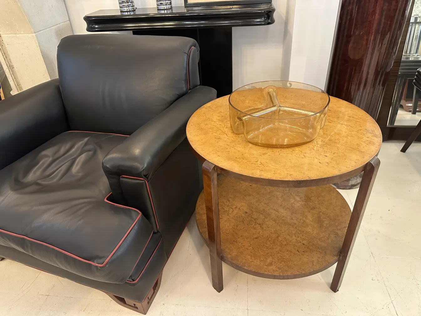 古いムラノガラスの装飾品がテーブルの上に