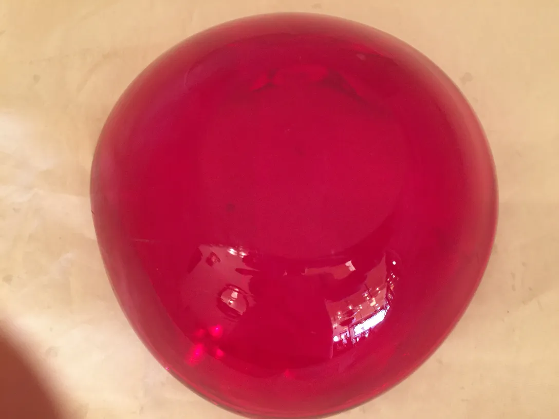 esfera de cristal de murano vermelho brilhante em fundo claro