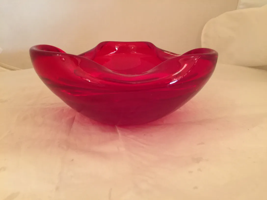 plat ancien en cristal de murano rouge avec forme élégante