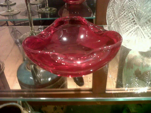 hermoso plato decorativo de cristal de murano rojo con forma elegante