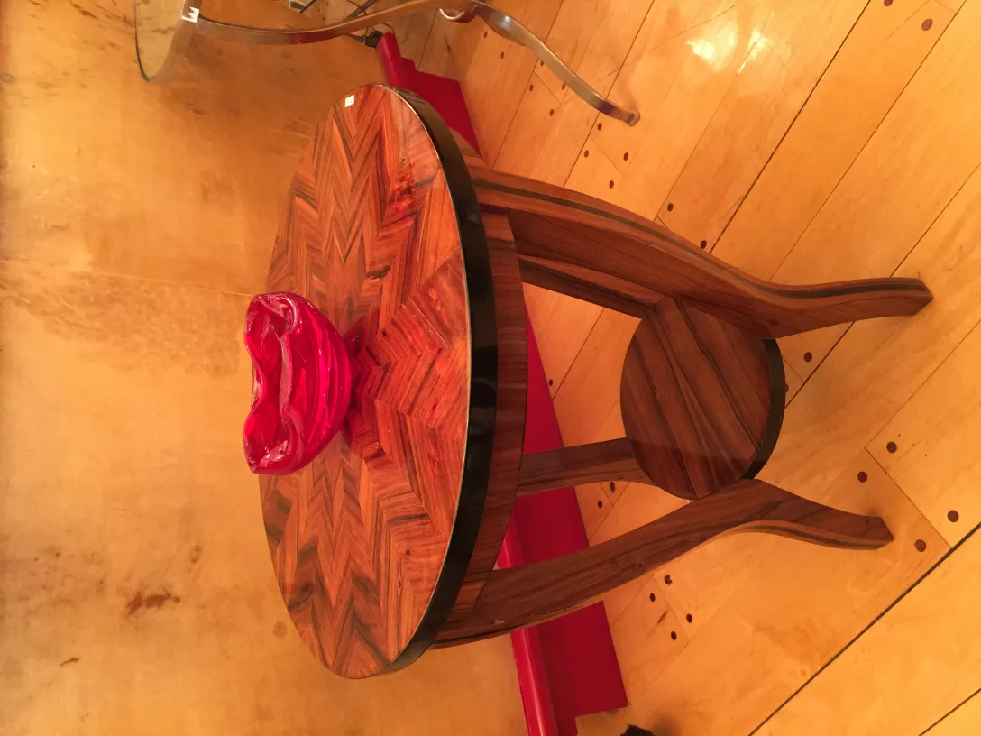 alte dekorative Murano-Glas-Element in Rot, auf einem Holztisch